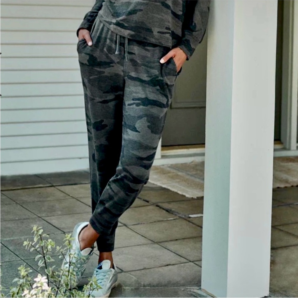 NWOT Hard Tail Forever Camo Fleece Jogger